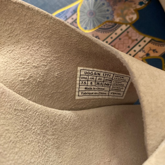 Ugg - Picture 2 of 4